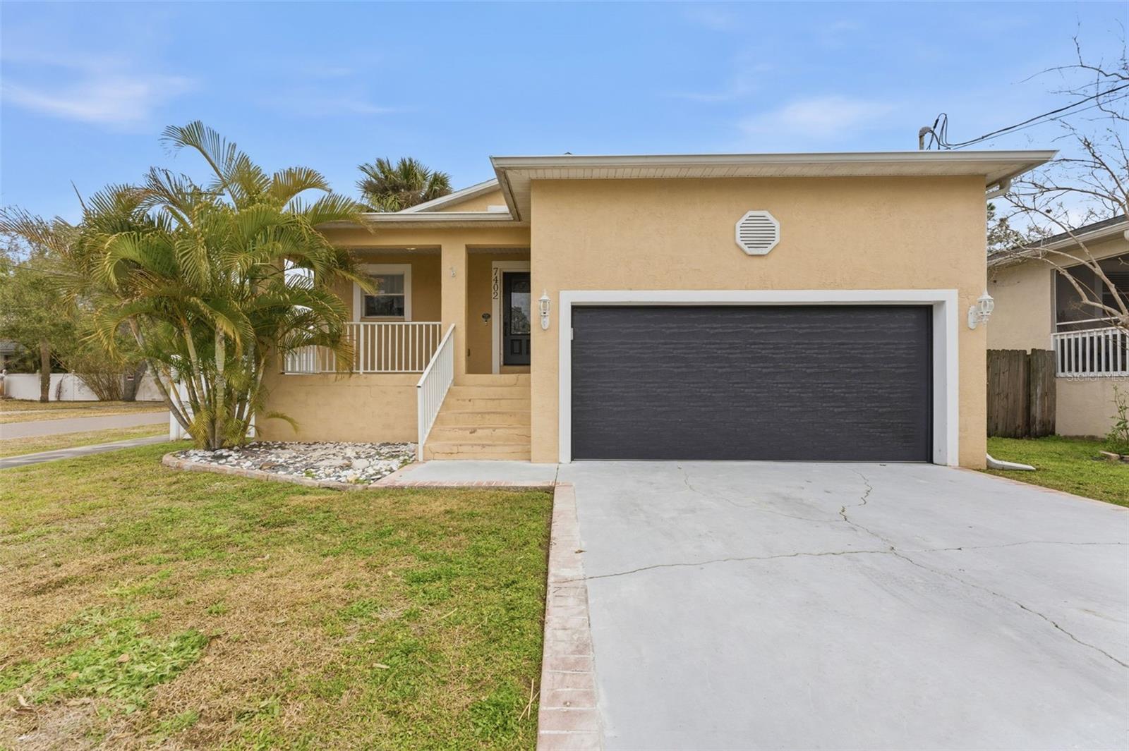 Single Family Residence in TAMPA, FL - Daniel Dourado
