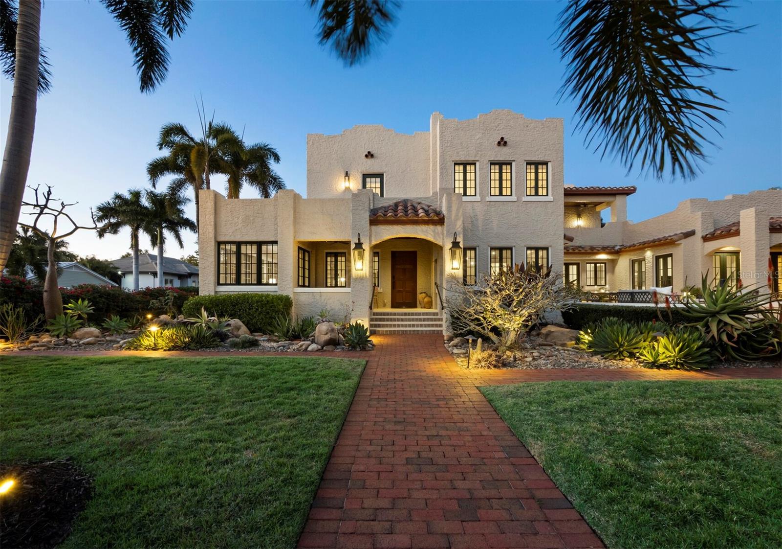 Single Family Residence in SARASOTA, FL - Daniel Dourado