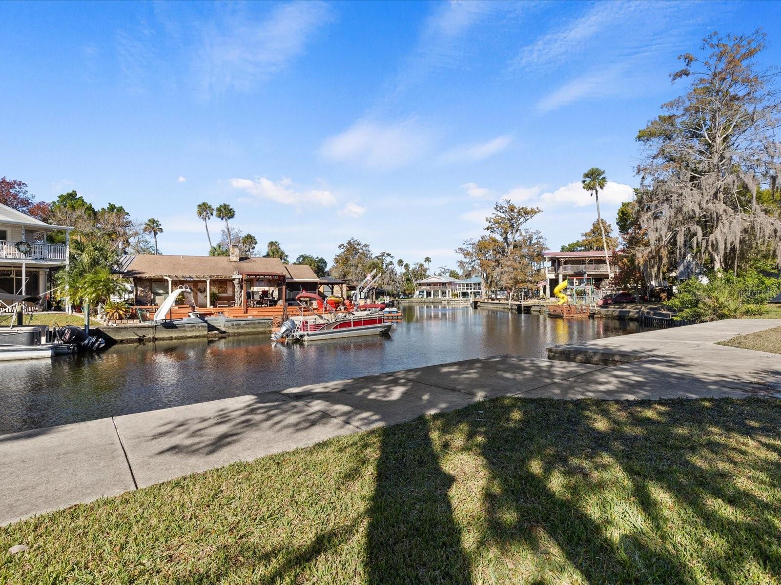 Single Family Residence em WEEKI WACHEE, FL - Daniel Dourado