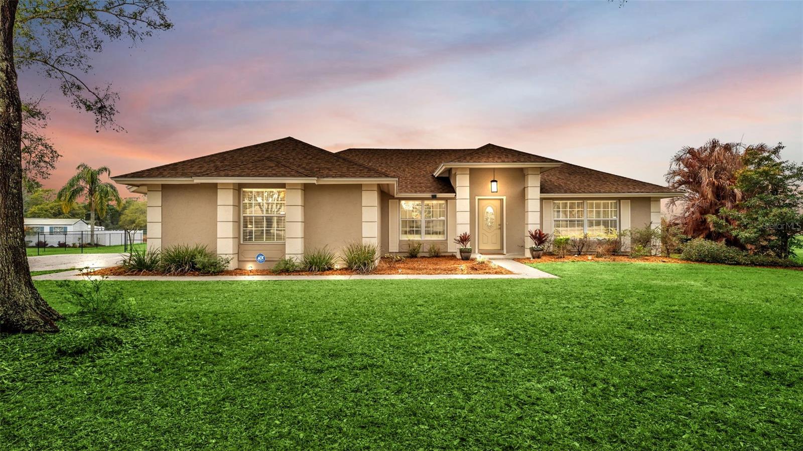 Single Family Residence in MOUNT DORA, FL - Daniel Dourado