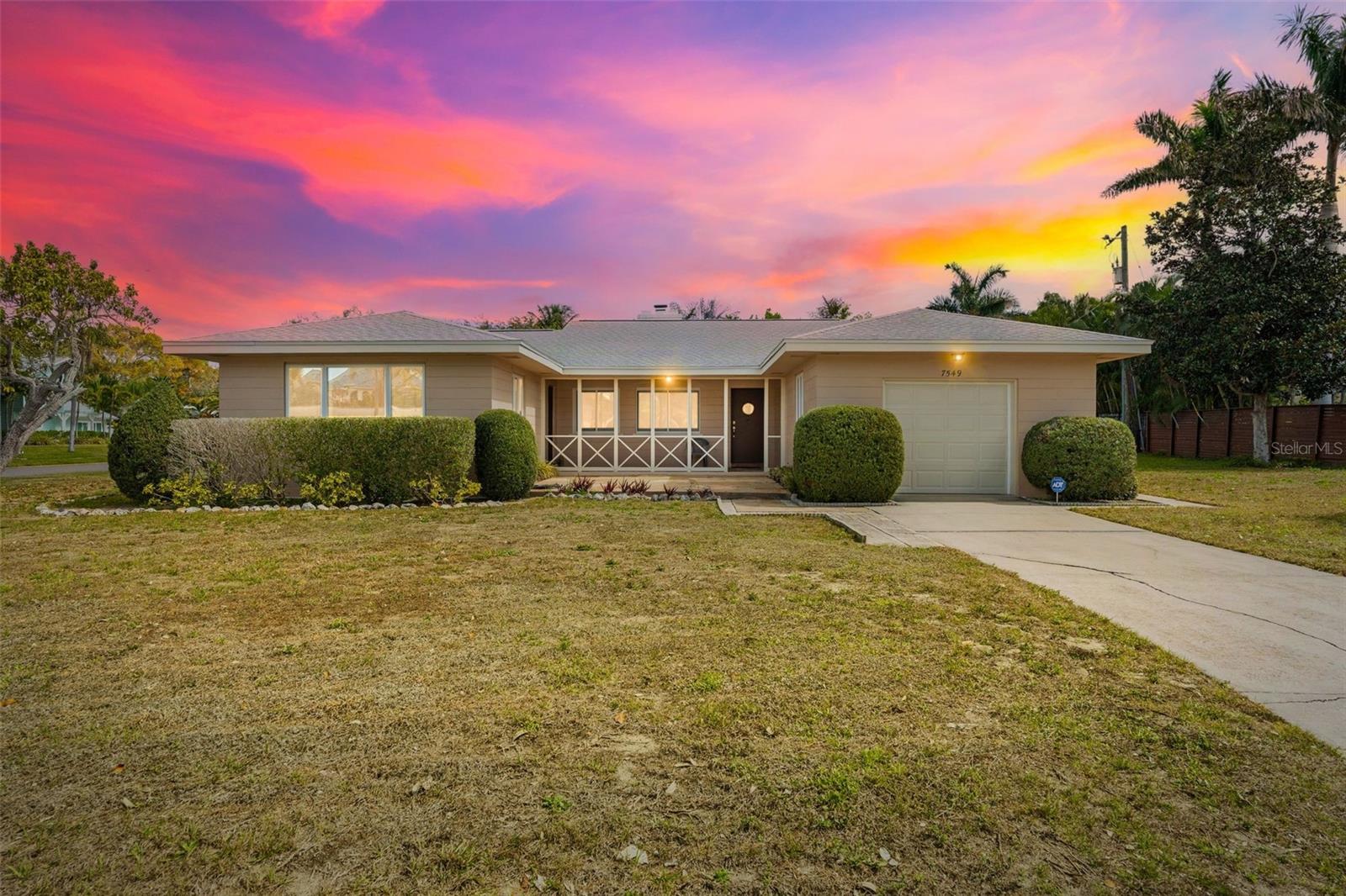 Single Family Residence in SARASOTA, FL - Daniel Dourado