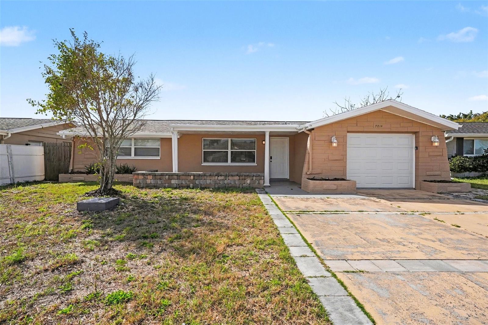 Single Family Residence in PORT RICHEY, FL - Daniel Dourado