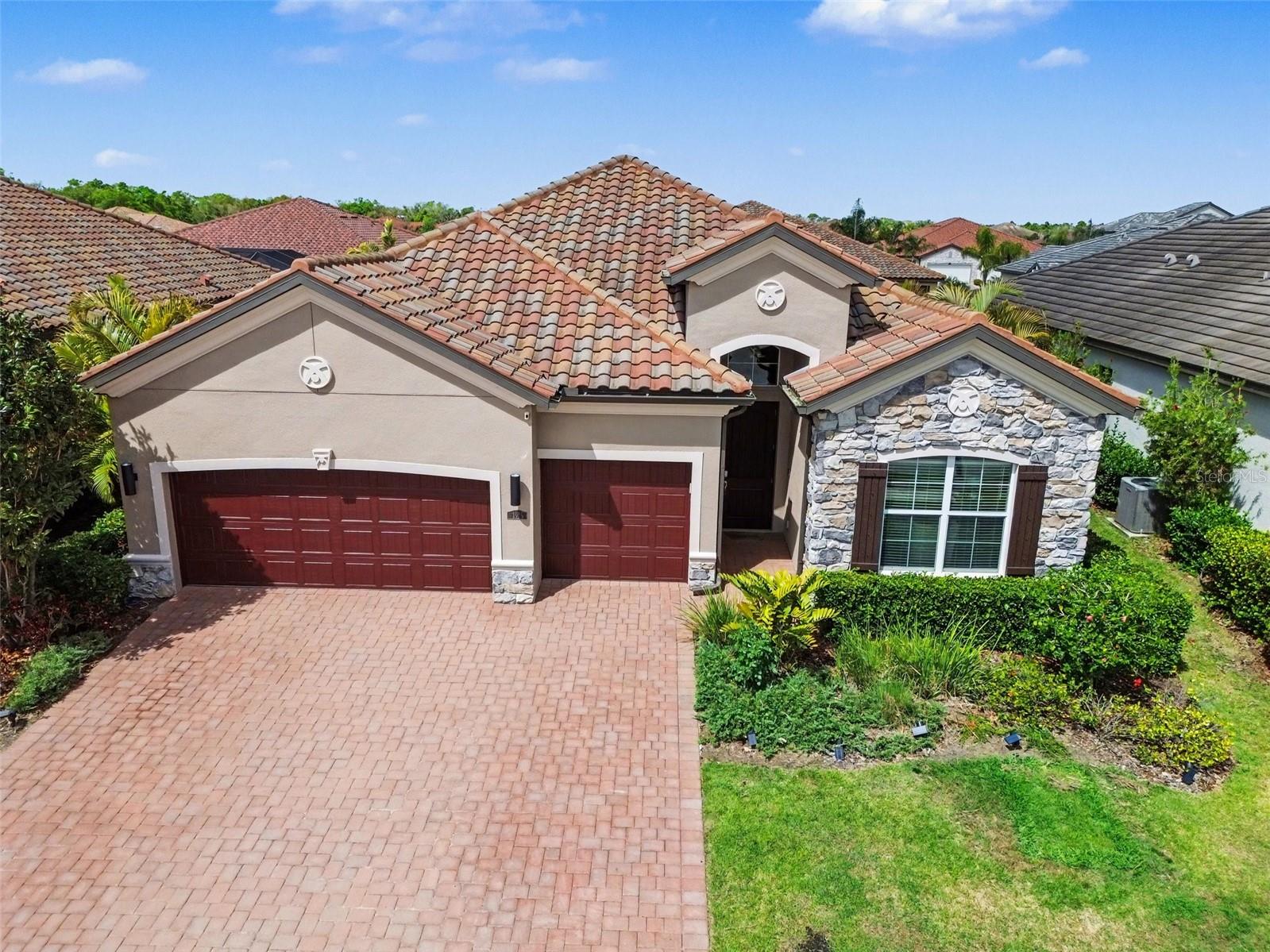 Single Family Residence in BRADENTON, FL - Daniel Dourado