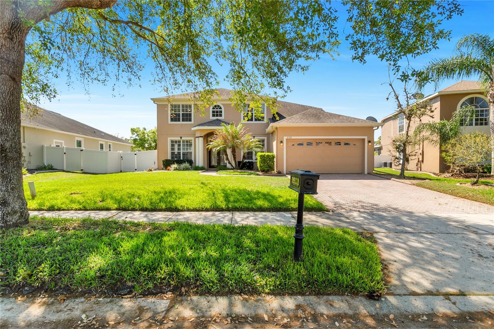 Single Family Residence in OVIEDO, FL - Daniel Dourado