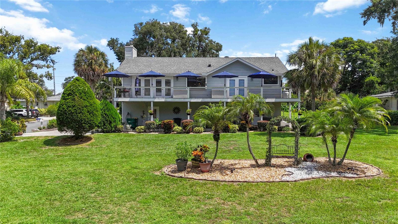 Single Family Residence in MOUNT DORA, FL - Daniel Dourado