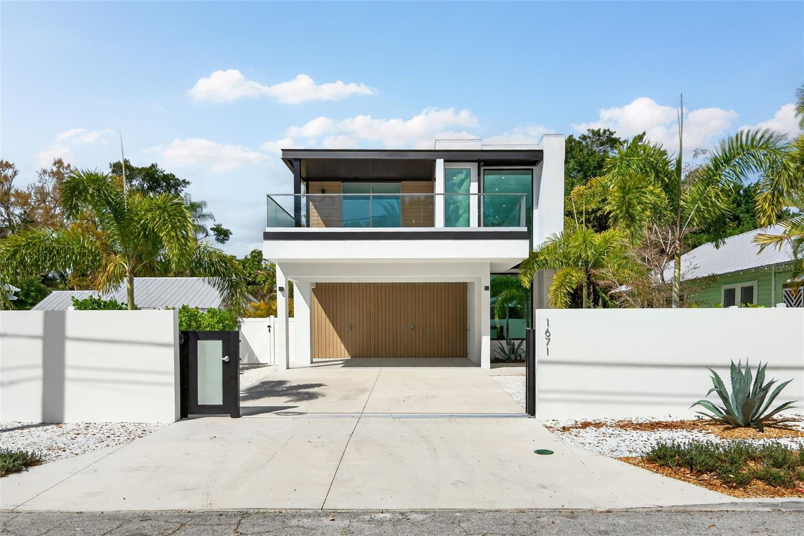 Single Family Residence in SARASOTA, FL - Daniel Dourado