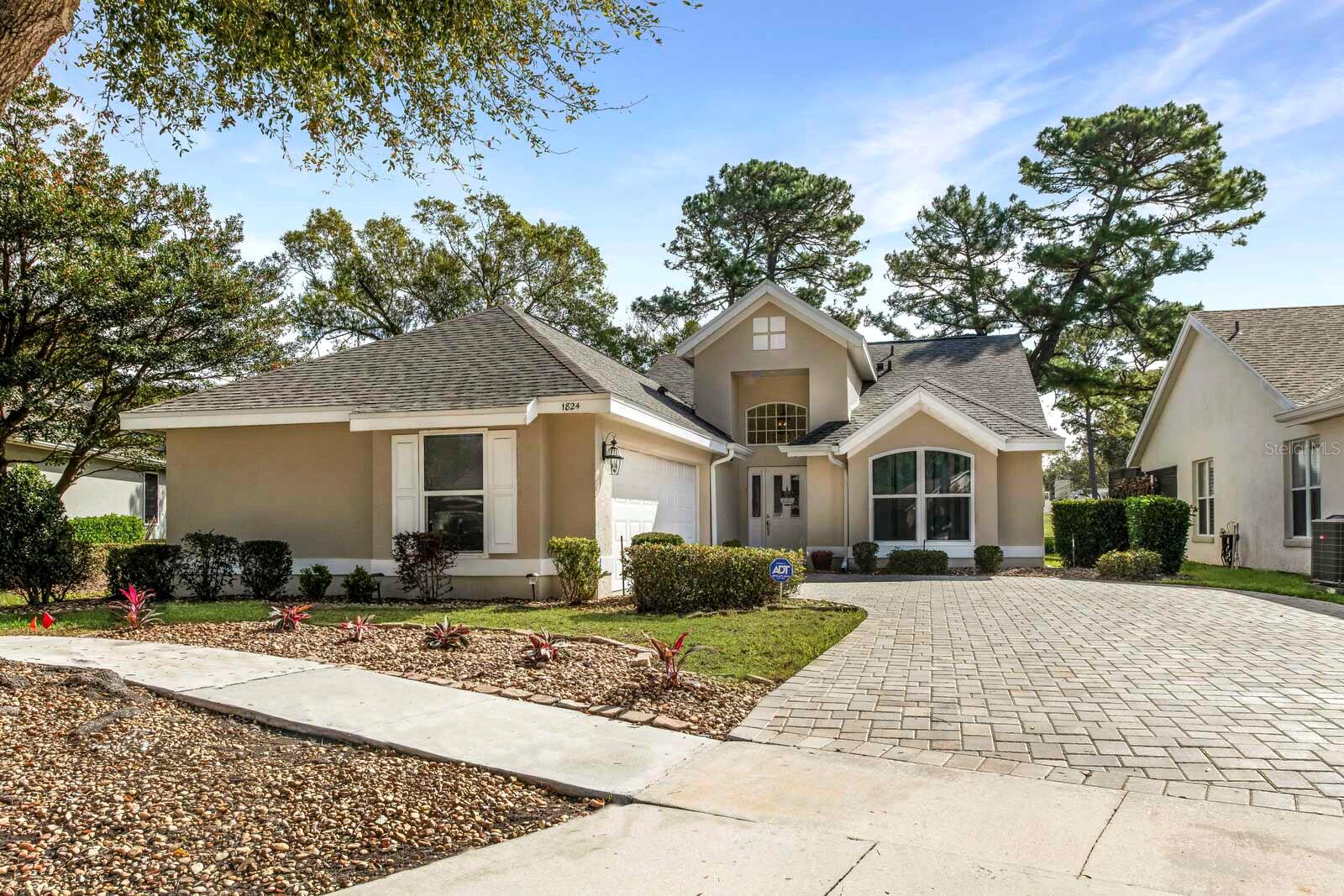 Single Family Residence in MOUNT DORA, FL - Daniel Dourado