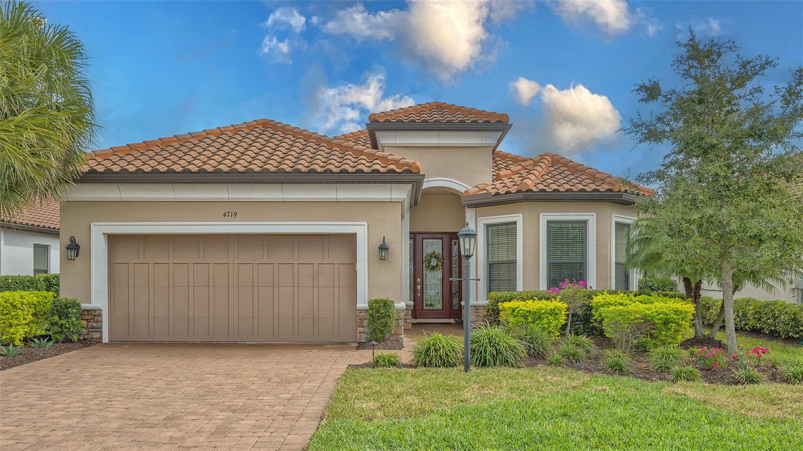Single Family Residence in BRADENTON, FL - Daniel Dourado