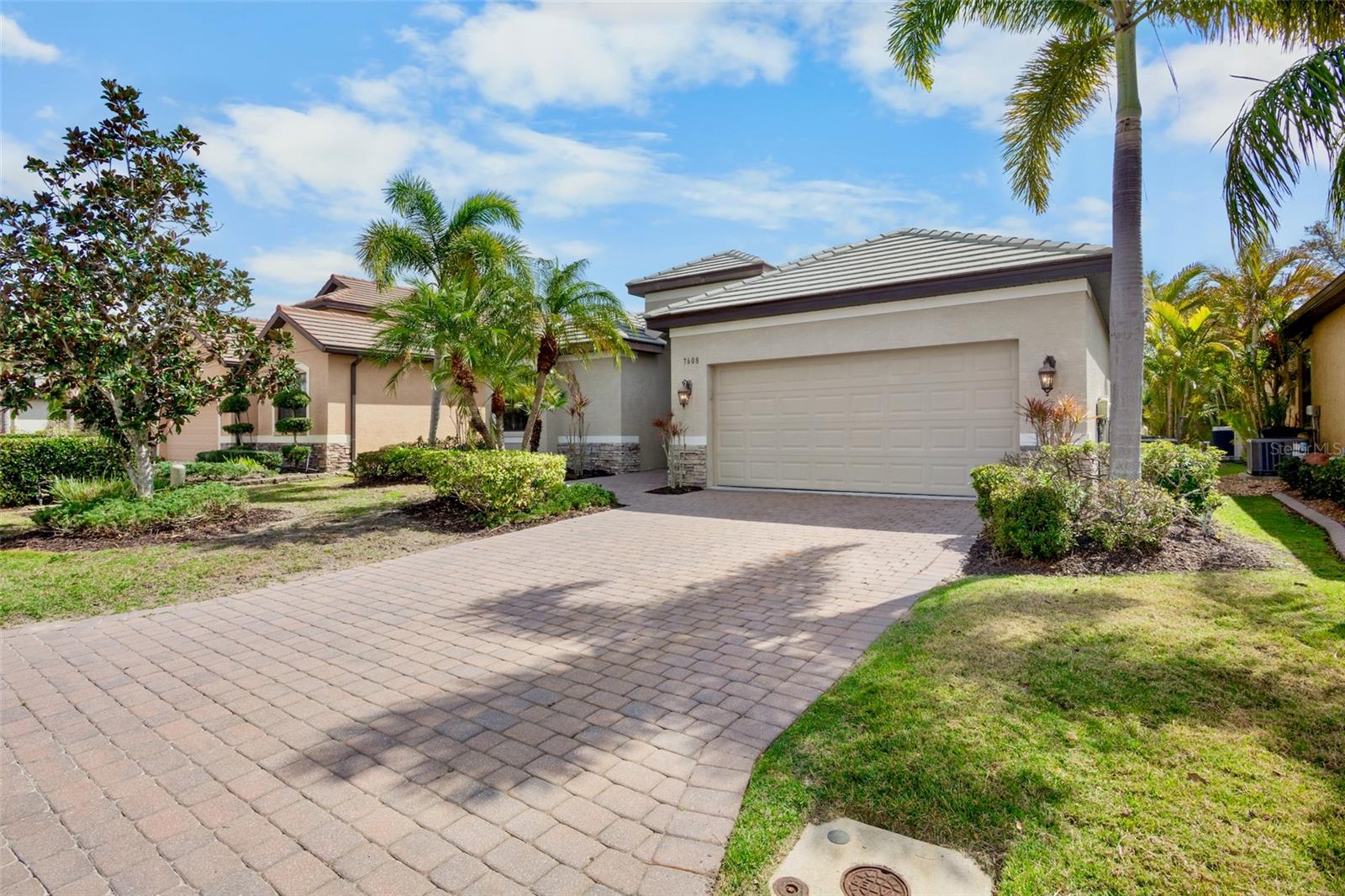 Single Family Residence in BRADENTON, FL - Daniel Dourado