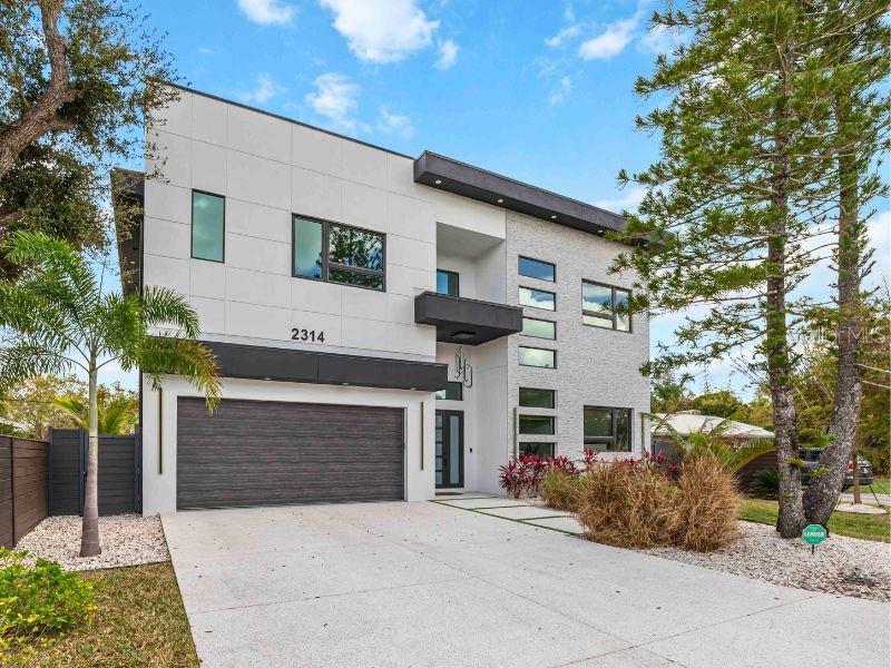 Single Family Residence in SARASOTA, FL - Daniel Dourado