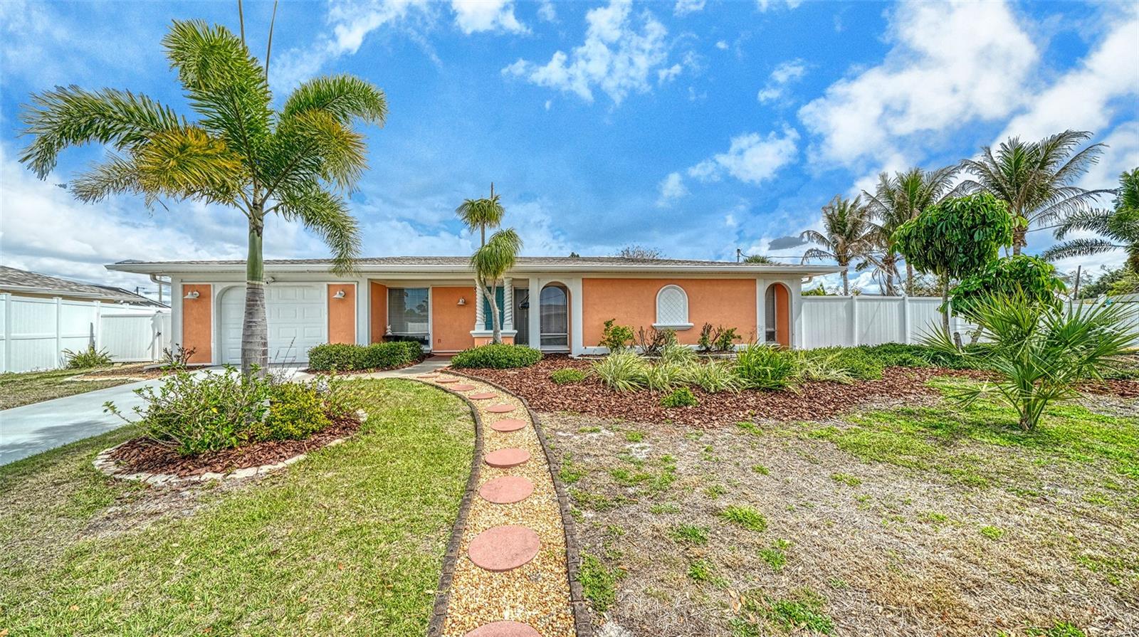 Single Family Residence in NOKOMIS, FL - Daniel Dourado