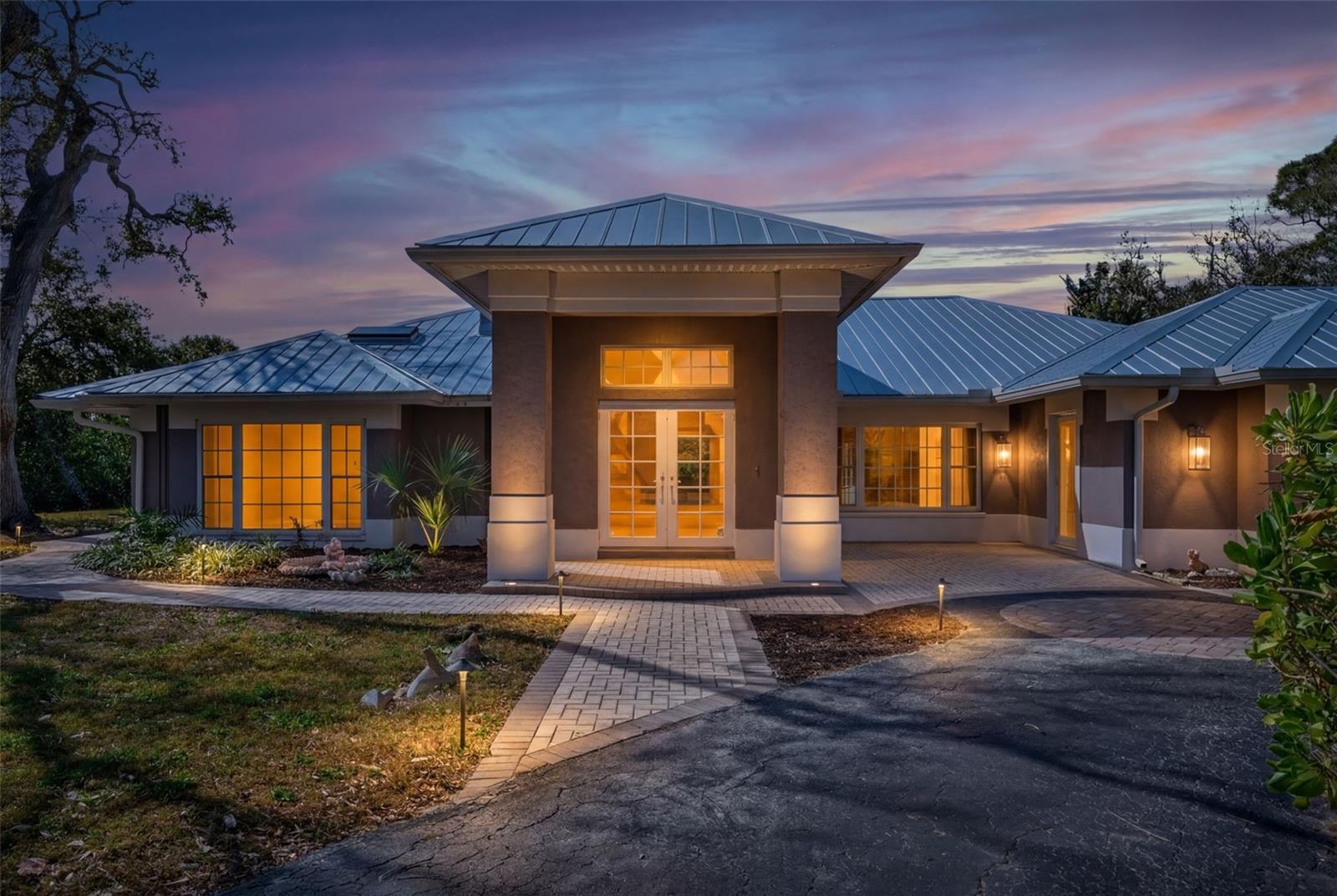 Single Family Residence in SARASOTA, FL - Daniel Dourado