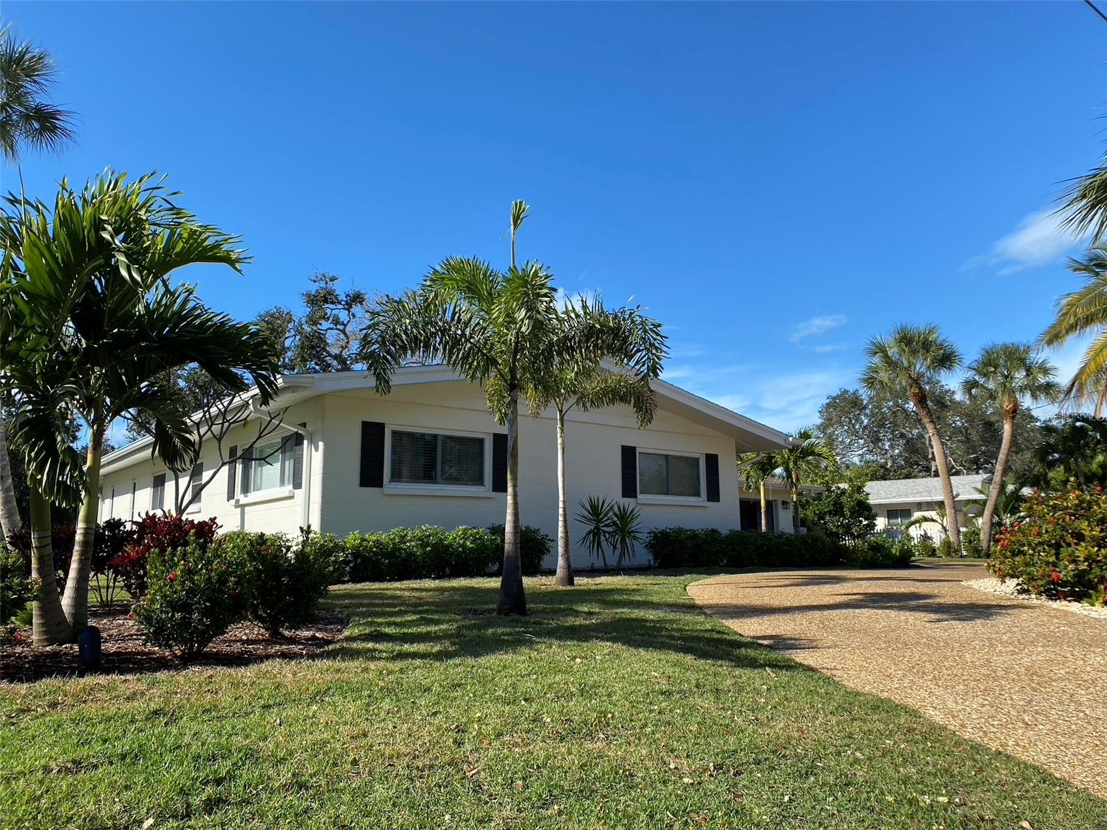 Single Family Residence in SARASOTA, FL - Daniel Dourado