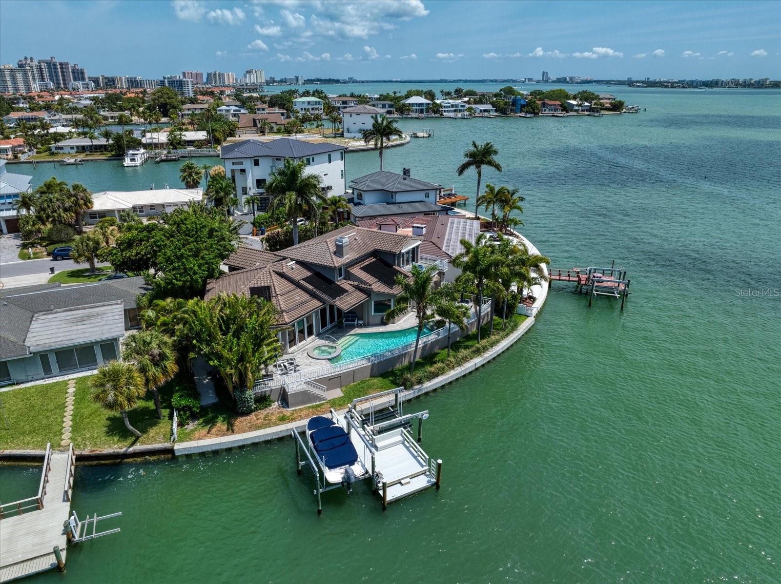 Single Family Residence em BELLEAIR BEACH, FL - Daniel Dourado