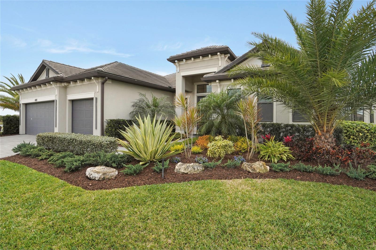 Single Family Residence in LAKEWOOD RANCH, FL - Daniel Dourado