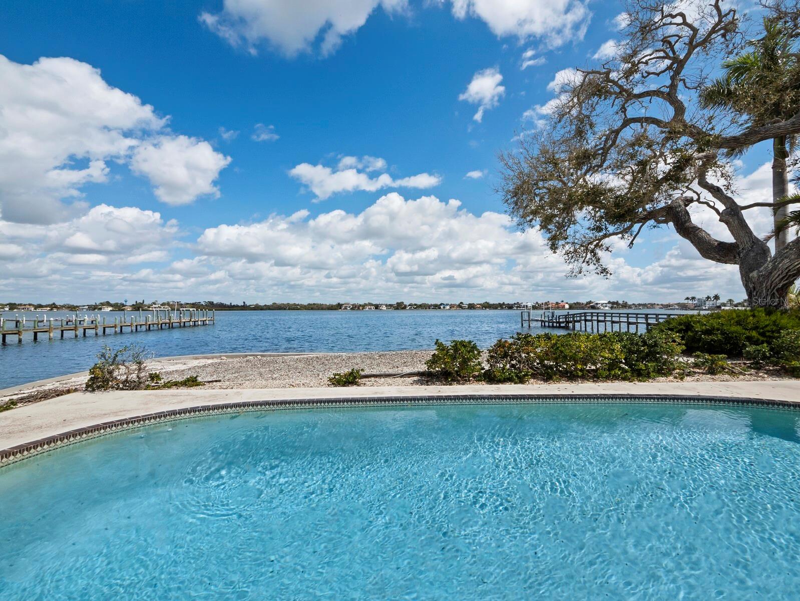 Single Family Residence in SARASOTA, FL - Daniel Dourado