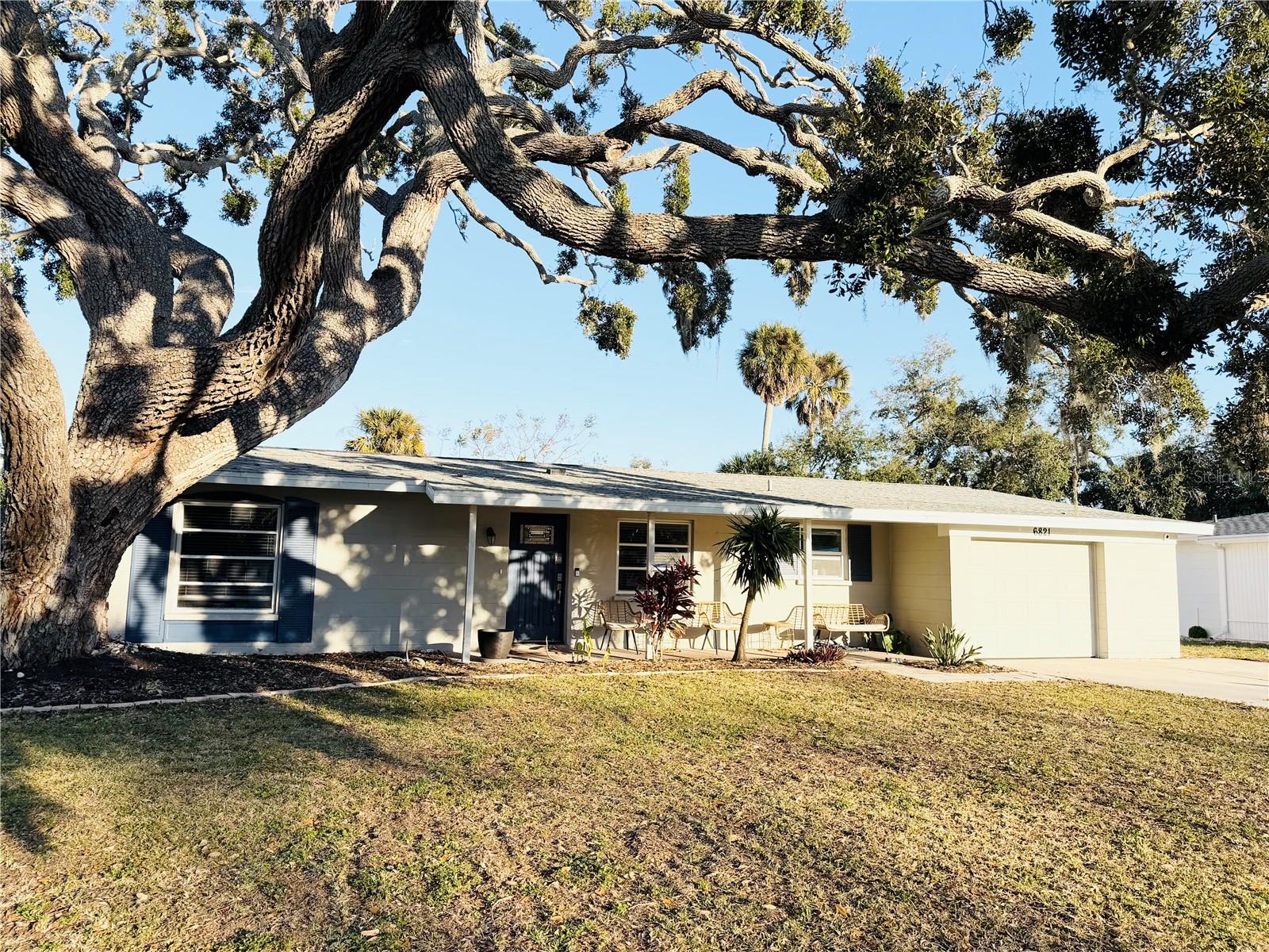 Single Family Residence in SARASOTA, FL - Daniel Dourado