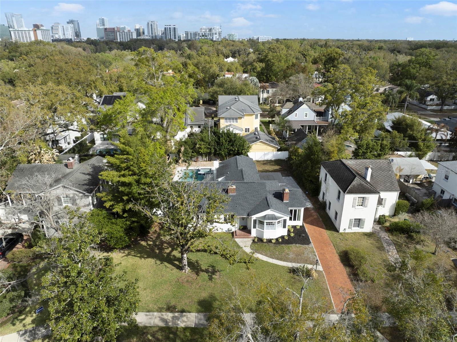 Single Family Residence in ORLANDO, FL - Daniel Dourado