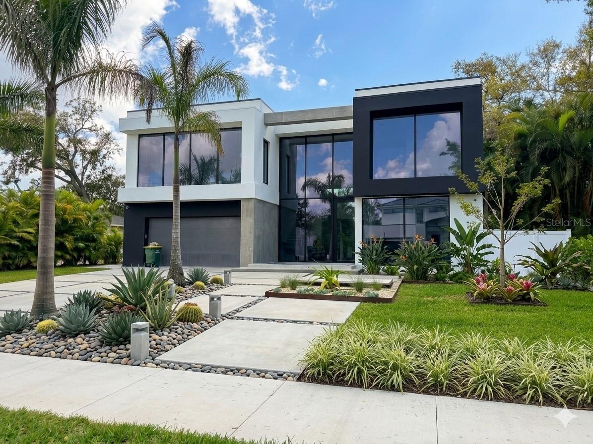 Single Family Residence in SARASOTA, FL - Daniel Dourado