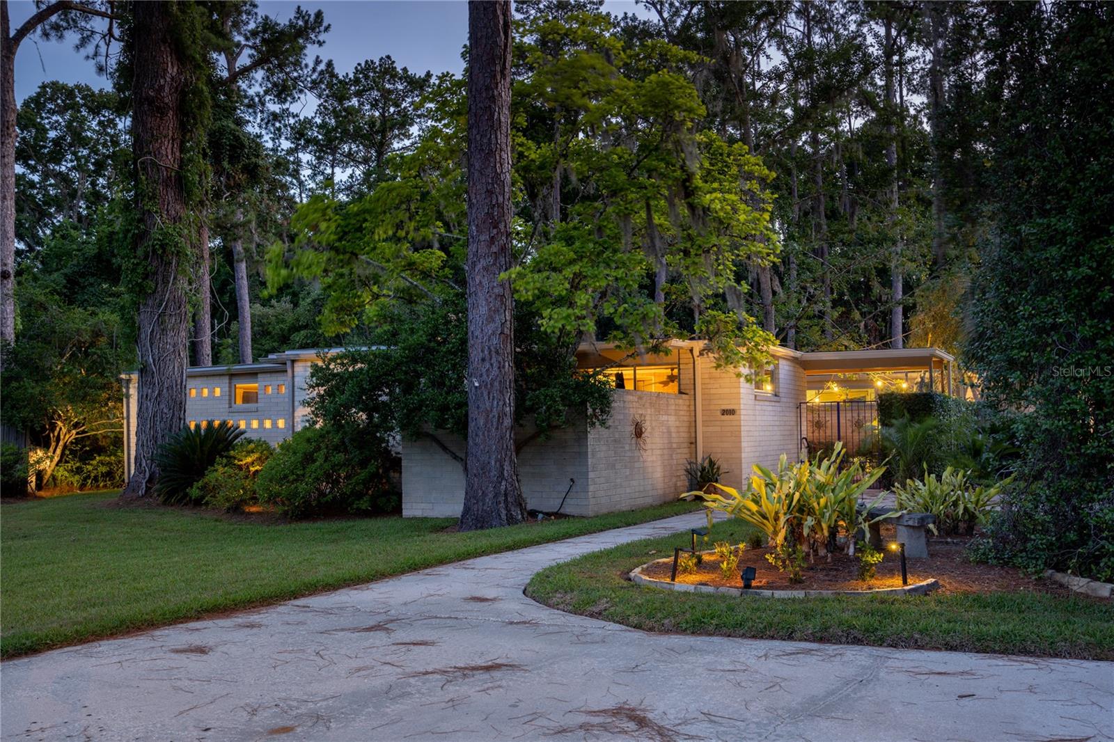 Single Family Residence in GAINESVILLE, FL - Daniel Dourado