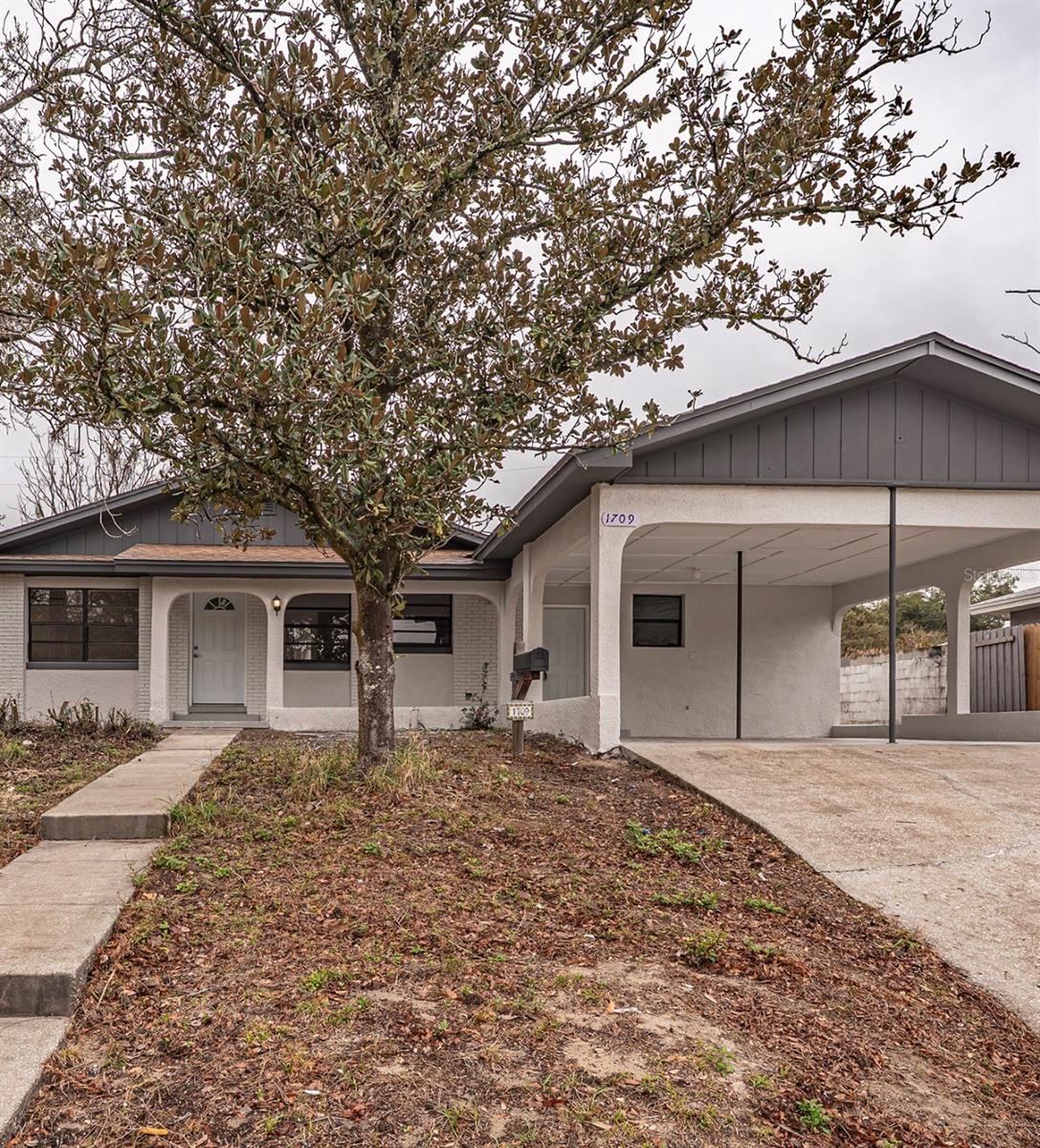 Single Family Residence in ORLANDO, FL - Daniel Dourado
