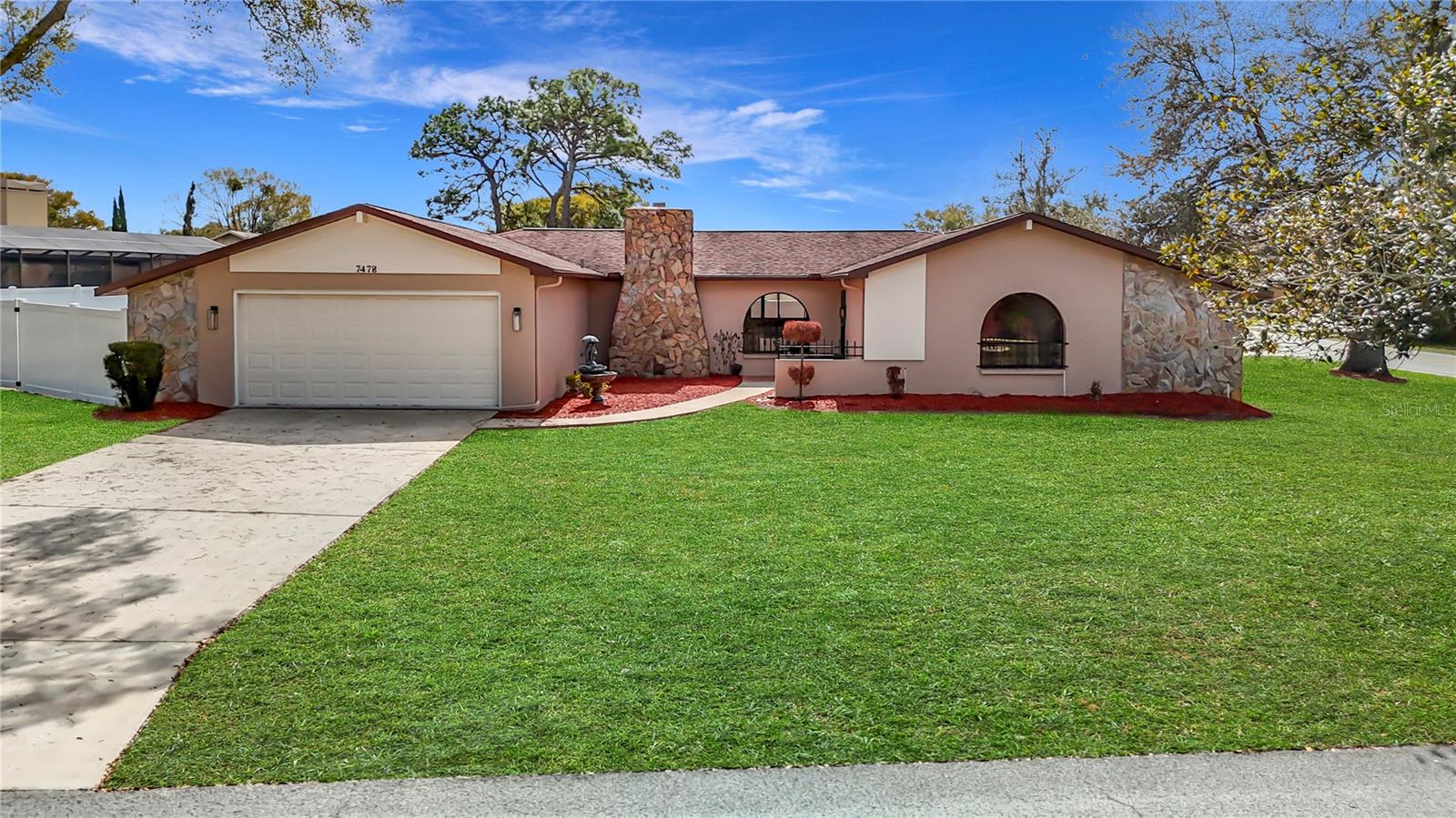 Single Family Residence in WEEKI WACHEE, FL - Daniel Dourado