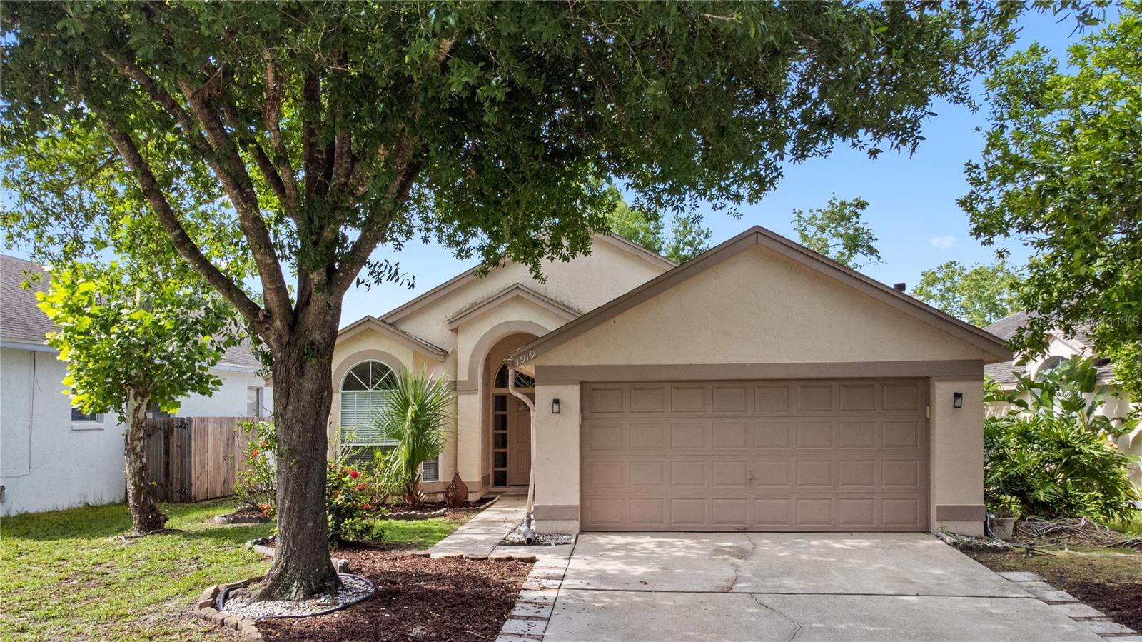 Single Family Residence in ORLANDO, FL - Daniel Dourado