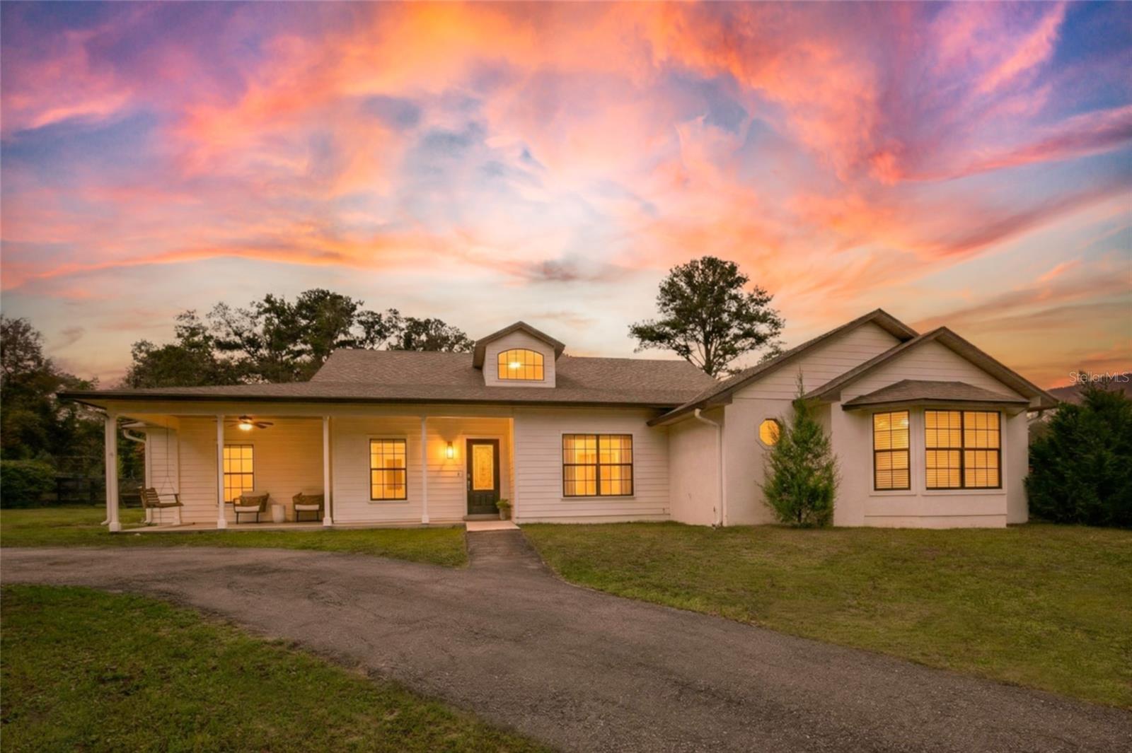 Single Family Residence em SORRENTO, FL - Daniel Dourado