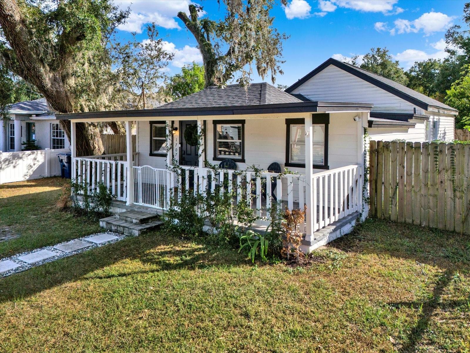 Single Family Residence in TAMPA, FL - Daniel Dourado