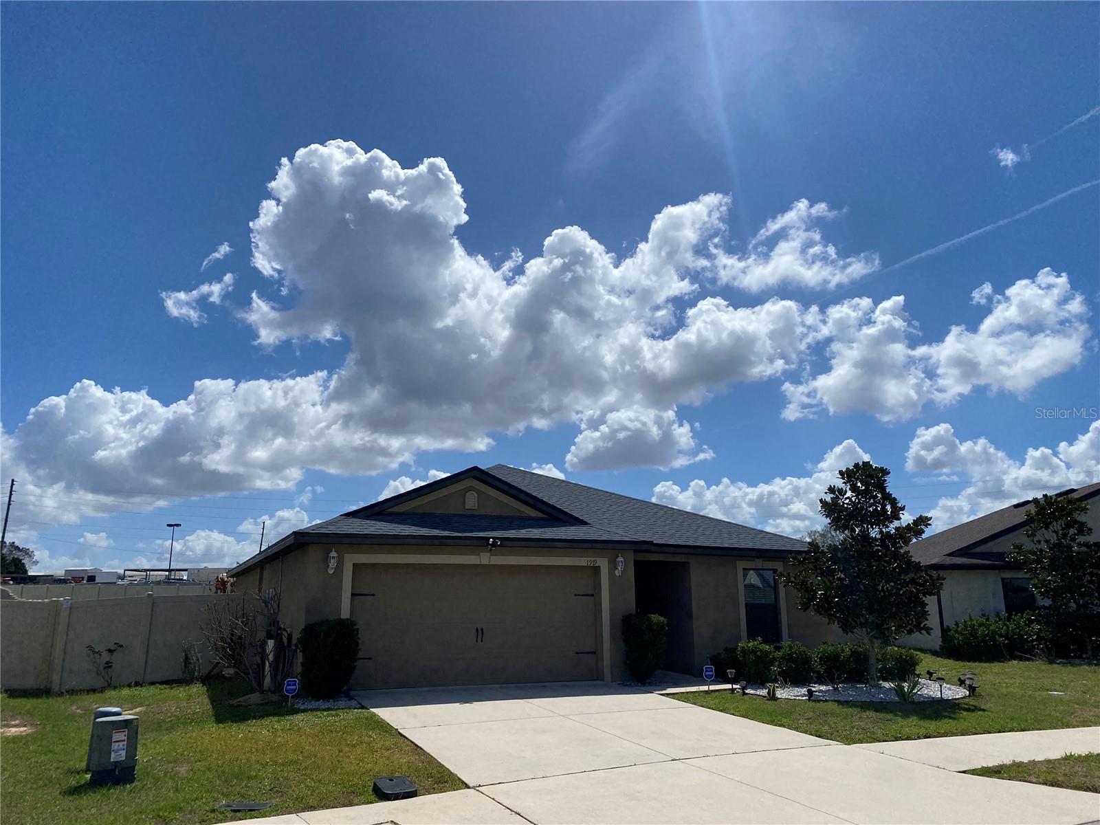 Single Family Residence in DUNDEE, FL - Daniel Dourado
