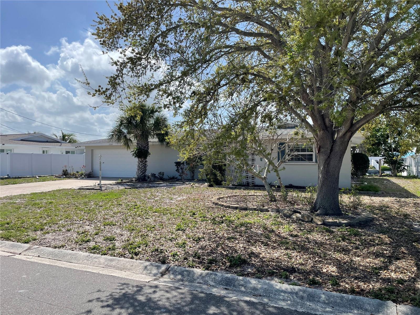 Single Family Residence in BRADENTON, FL - Daniel Dourado