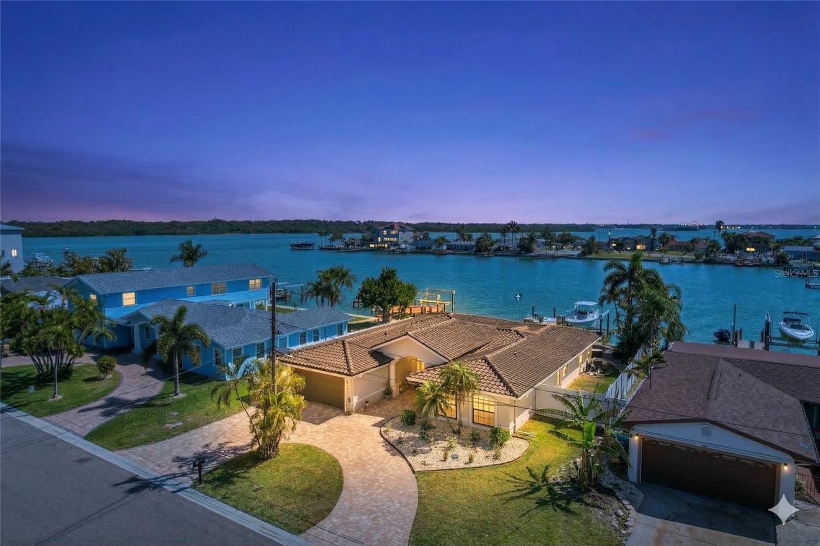 Single Family Residence em MADEIRA BEACH, FL - Daniel Dourado