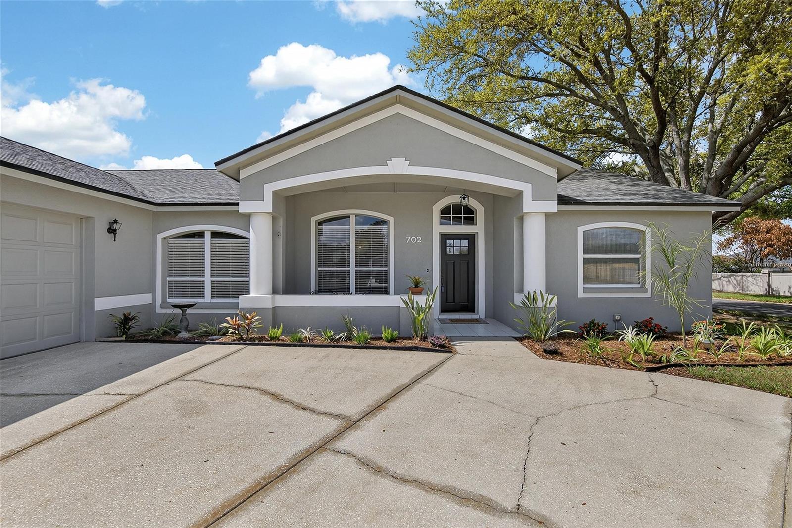 Single Family Residence in BRANDON, FL - Daniel Dourado