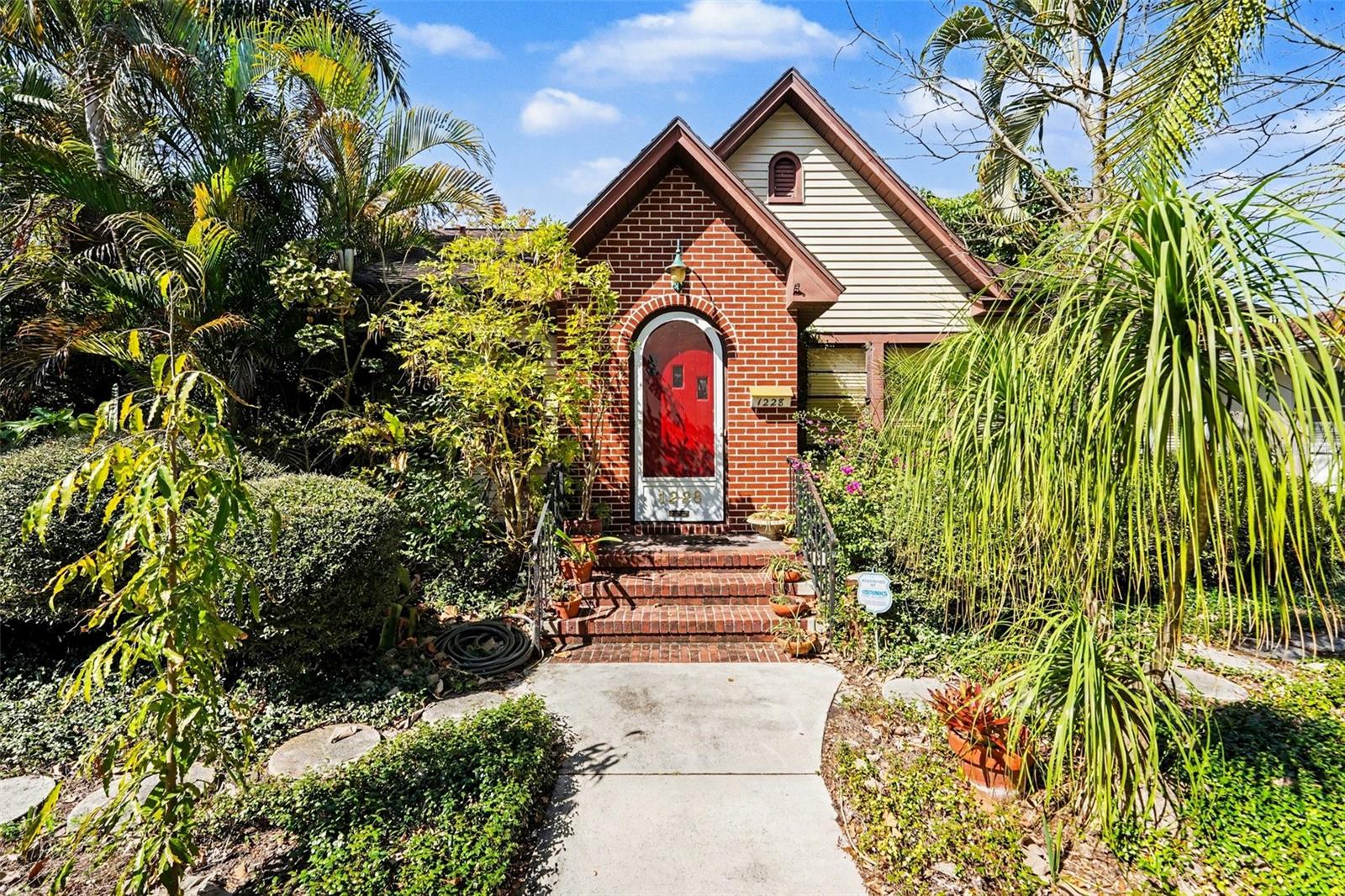 Single Family Residence in ST PETERSBURG, FL - Daniel Dourado