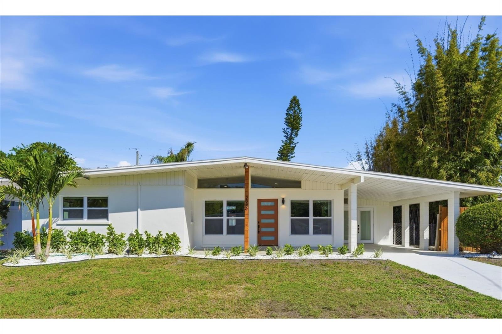 Single Family Residence in SARASOTA, FL - Daniel Dourado
