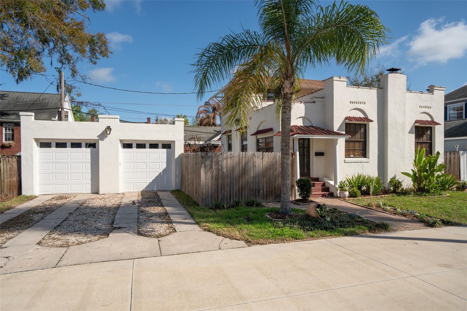 Single Family Residence in ORLANDO, FL - Daniel Dourado