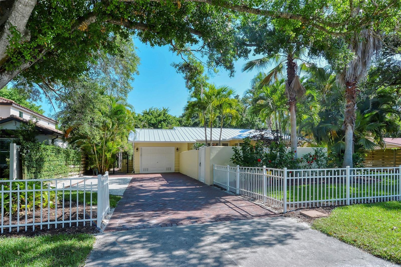 Single Family Residence in SARASOTA, FL - Daniel Dourado