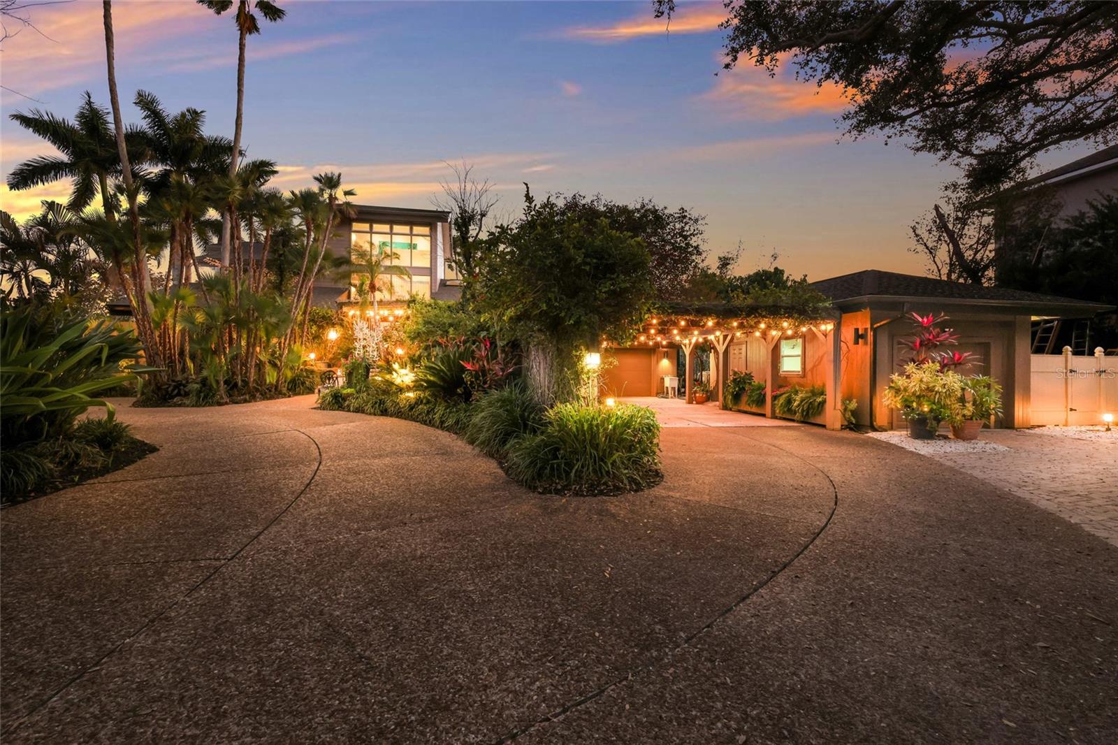 Single Family Residence in BRADENTON, FL - Daniel Dourado