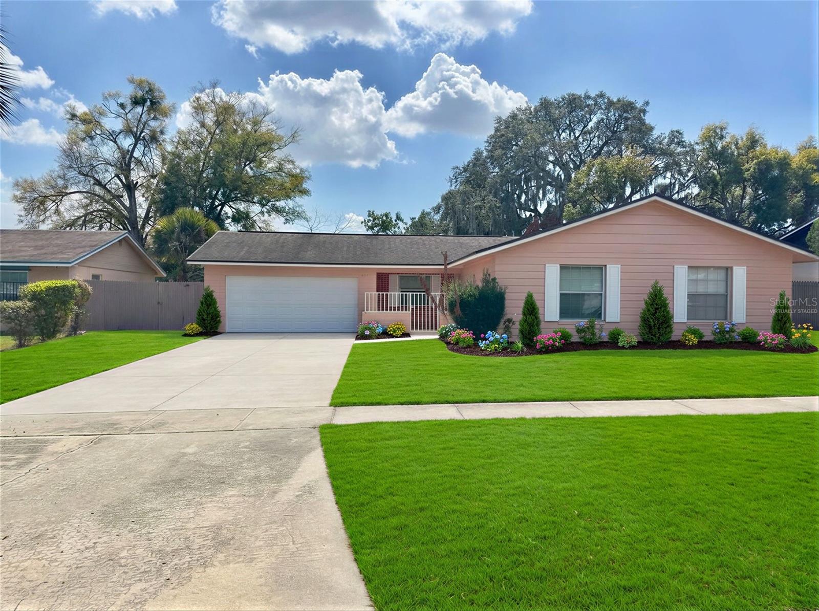 Single Family Residence in ORLANDO, FL - Daniel Dourado