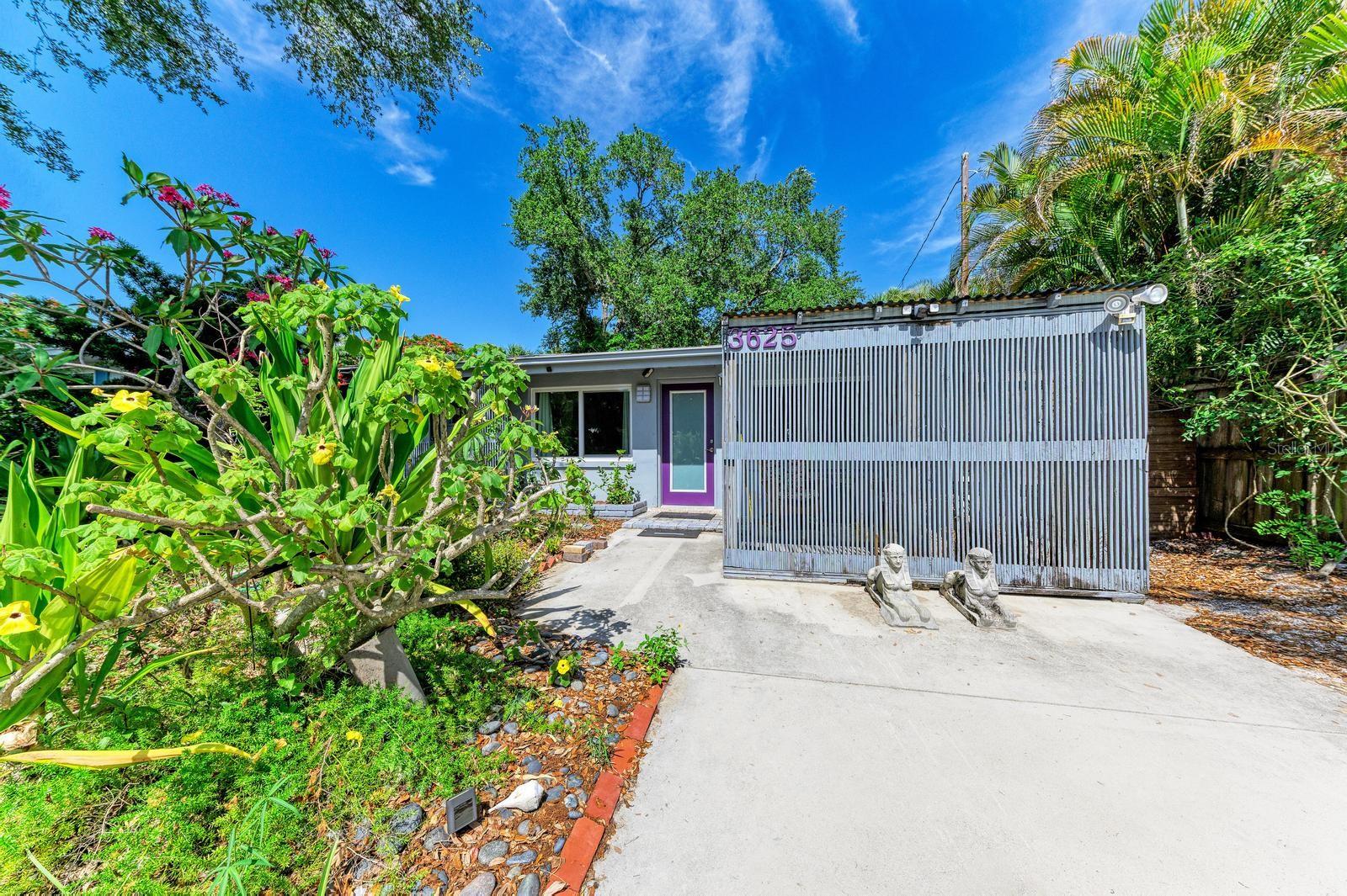 Single Family Residence in SARASOTA, FL - Daniel Dourado