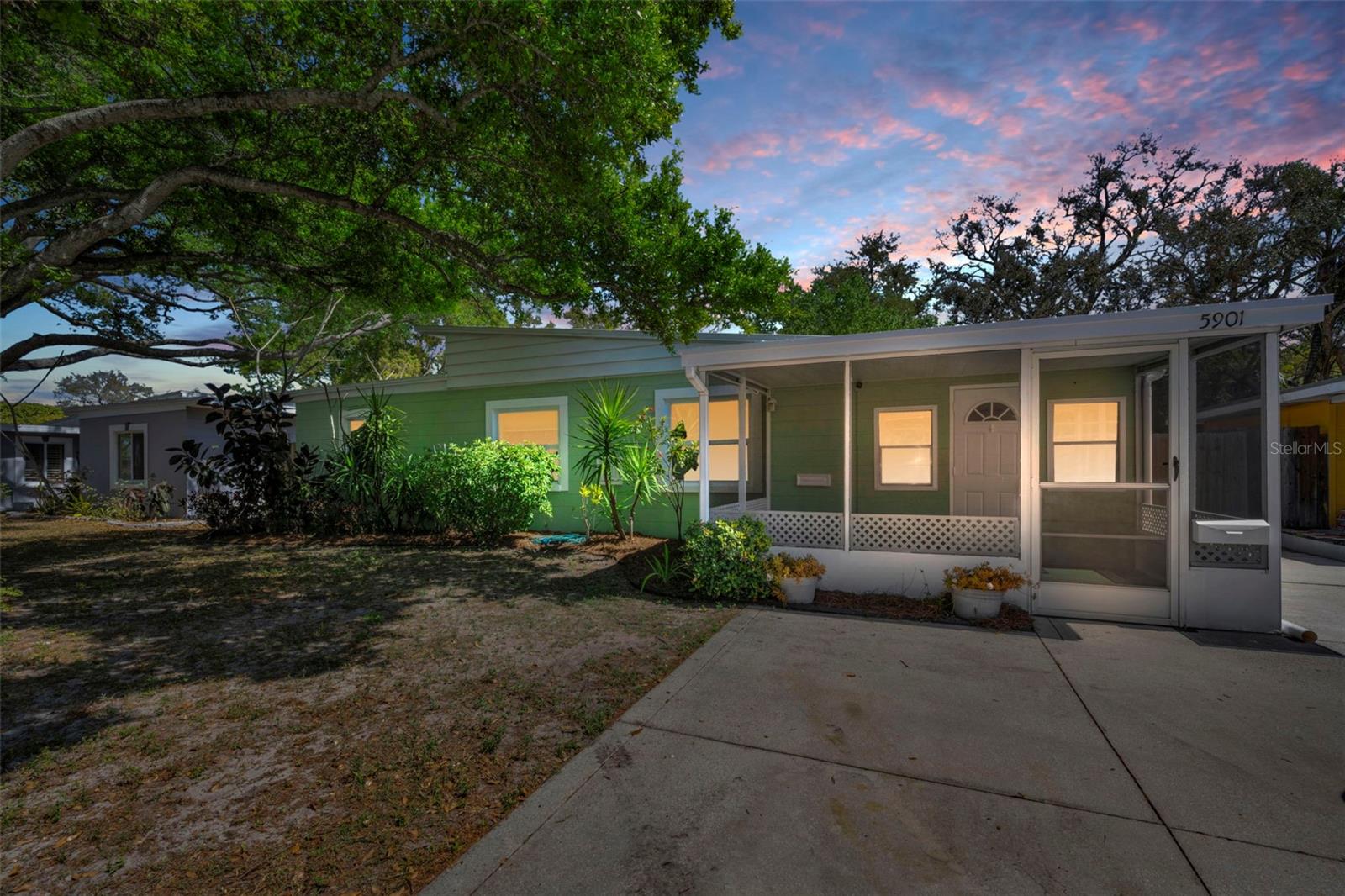 Single Family Residence in ST PETERSBURG, FL - Daniel Dourado