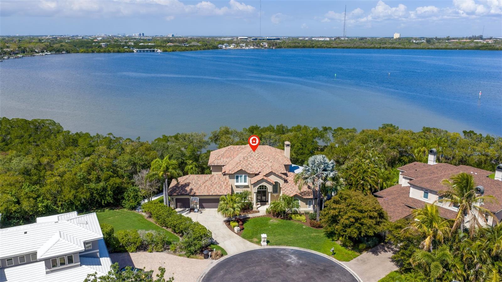 Single Family Residence in ST PETERSBURG, FL - Daniel Dourado