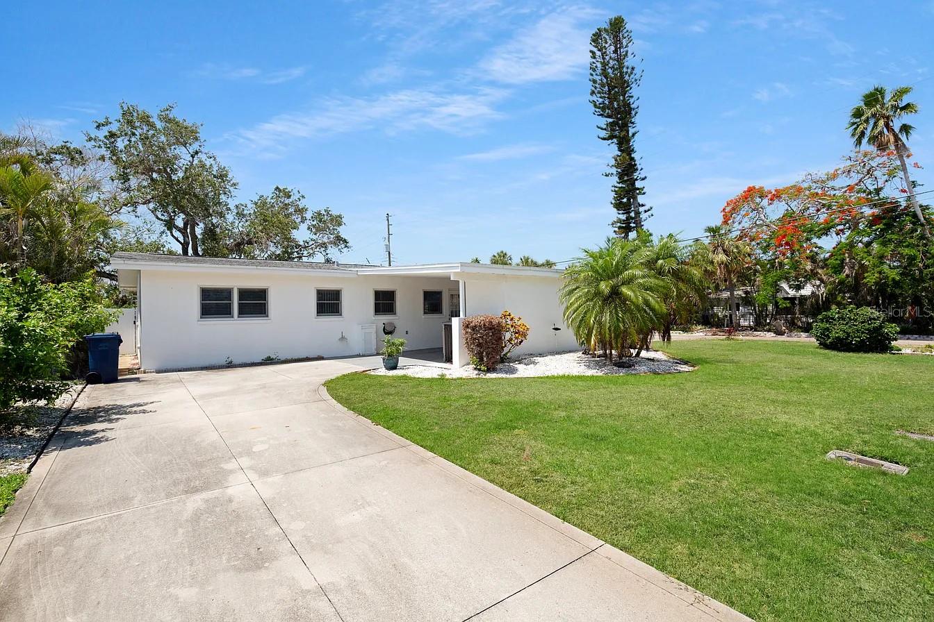 Single Family Residence in ST PETE BEACH, FL - Daniel Dourado