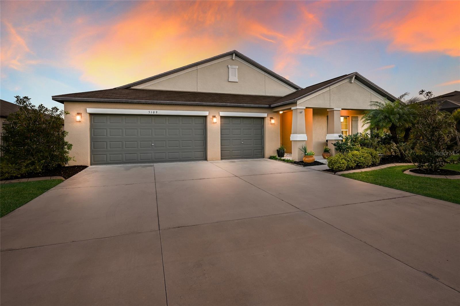 Single Family Residence in PALMETTO, FL - Daniel Dourado