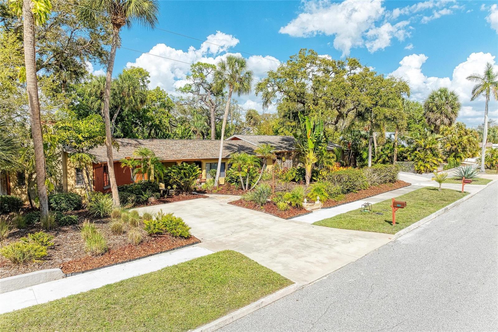 Single Family Residence in SARASOTA, FL - Daniel Dourado