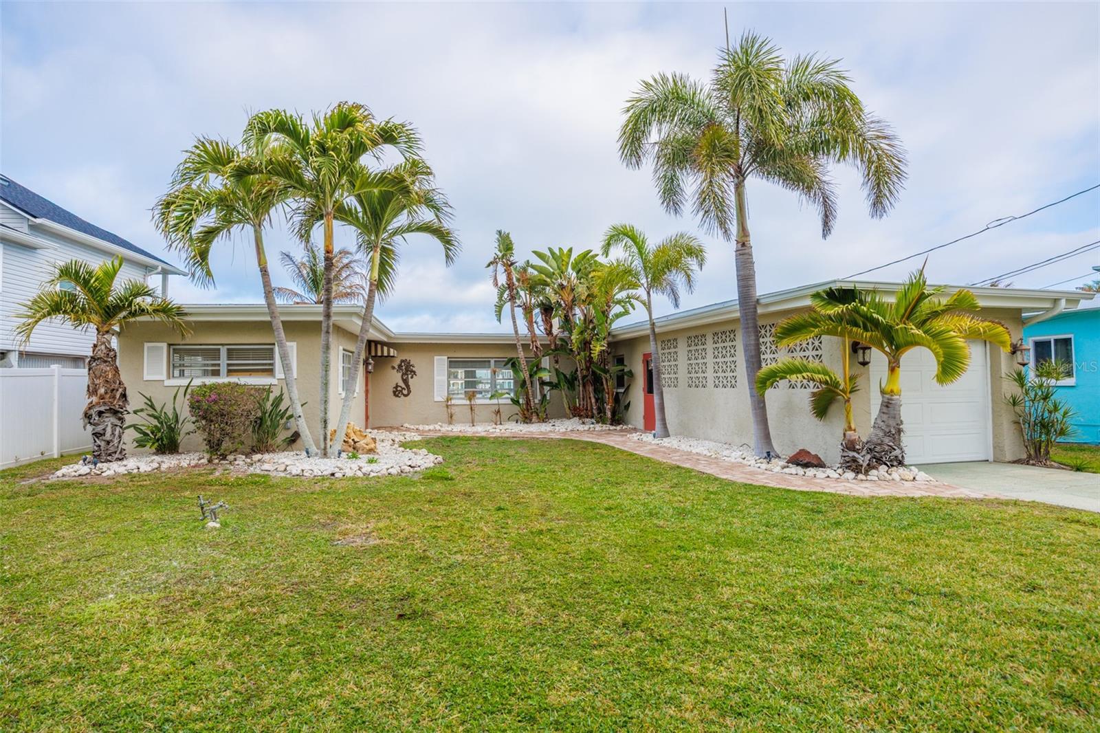 Single Family Residence in INDIAN ROCKS BEACH, FL - Daniel Dourado