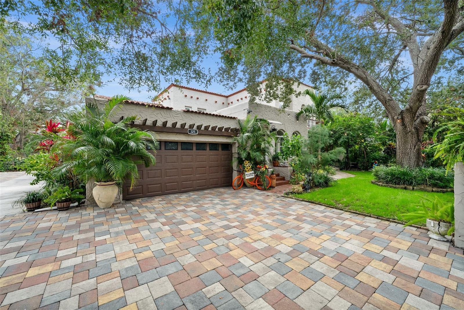 Single Family Residence in ST PETERSBURG, FL - Daniel Dourado