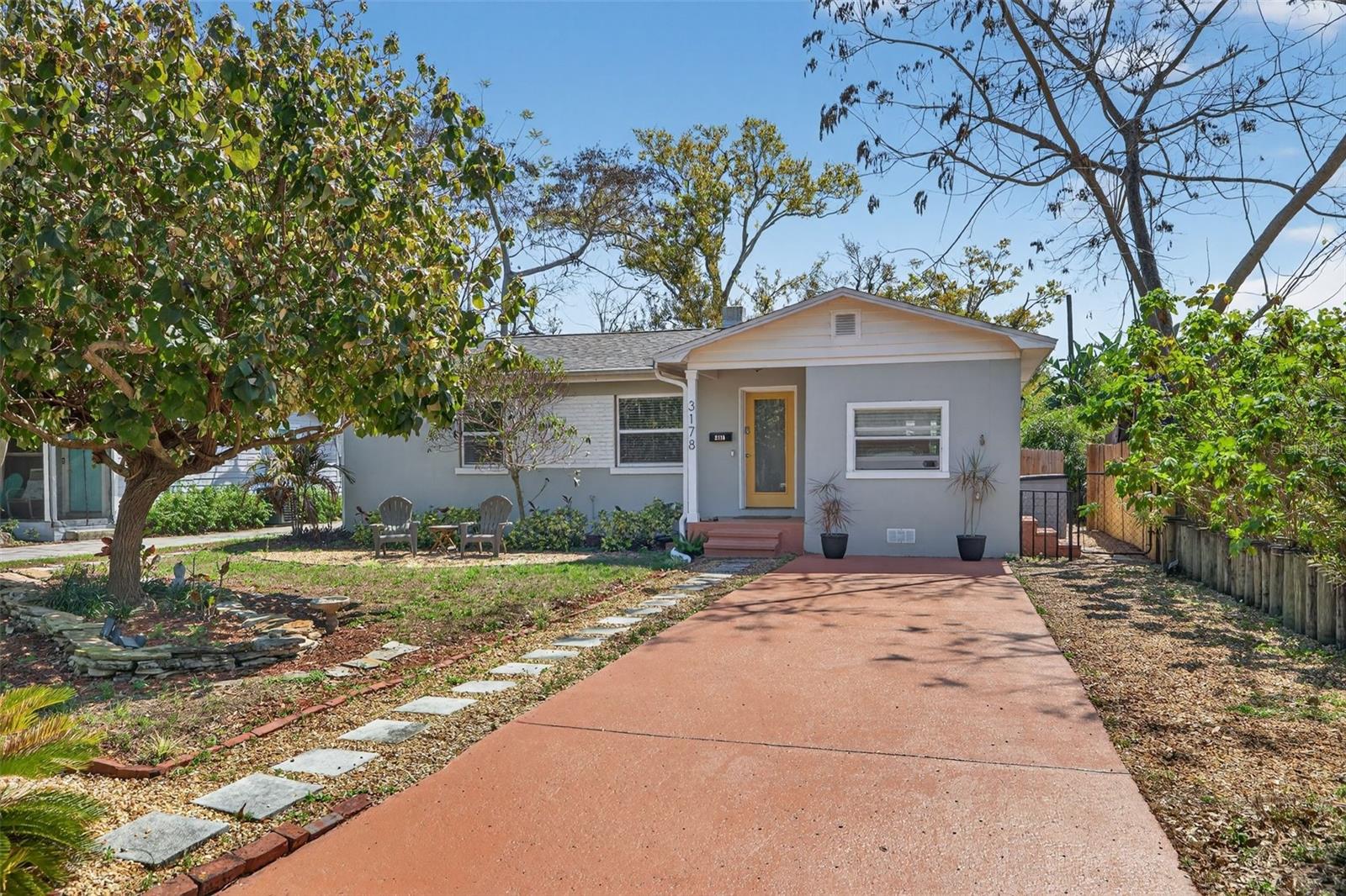 Single Family Residence in ST PETERSBURG, FL - Daniel Dourado