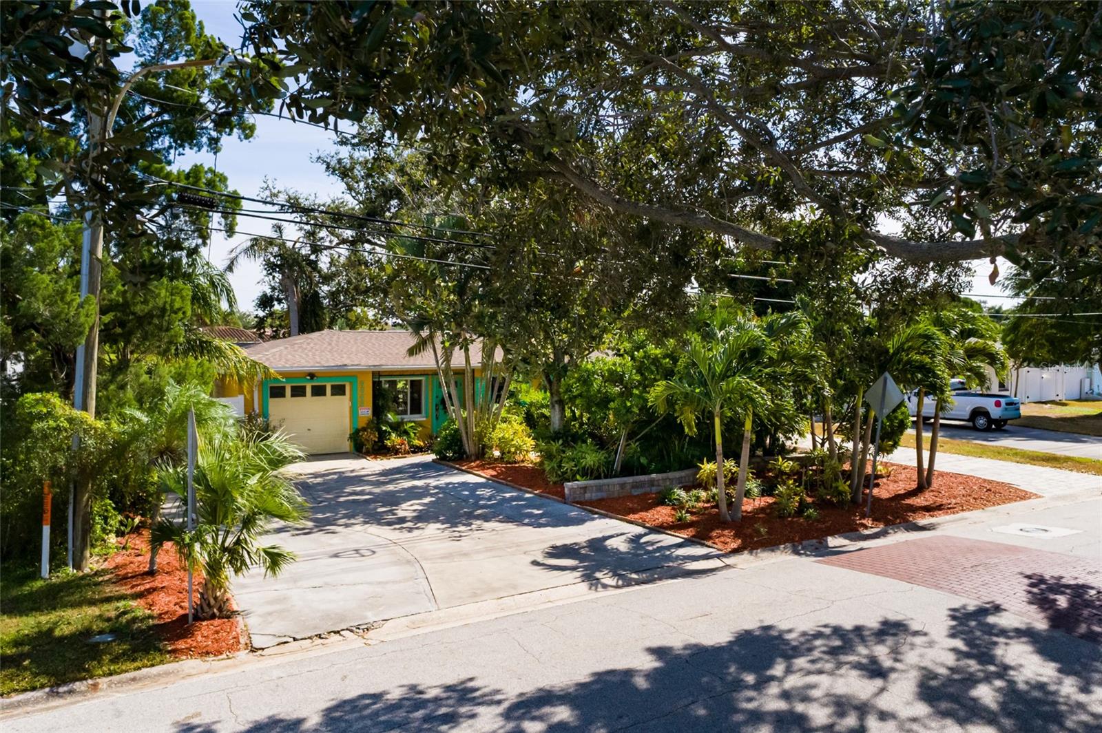 Single Family Residence in ST PETERSBURG, FL - Daniel Dourado