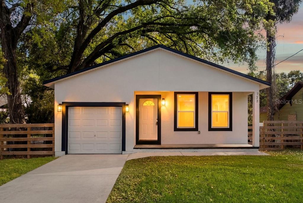 Single Family Residence in ORLANDO, FL - Daniel Dourado